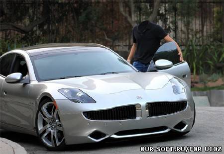 На гибридной спортивной машине - мужской шаблон