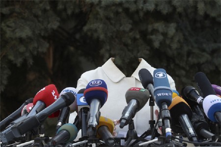 Шаблон для Photoshop - Политик на конференции