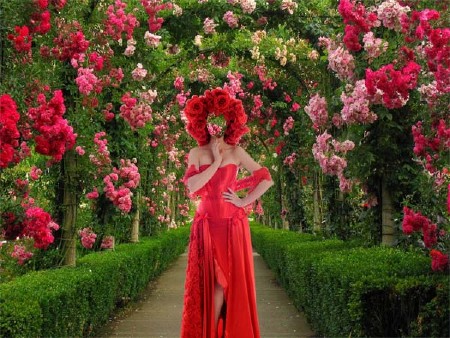 PSD шаблон для девушек - В длинном платье в аллее роз